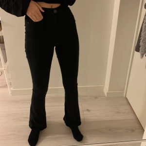 Bootcut jeans - Säljer dessa fina bootcut byxorna från ginatricot! Riktigt bra basplagg som alla borde ha i garderoben. Inte använda mycket alls så jättebra skick😊 frakten tillkommer!💞