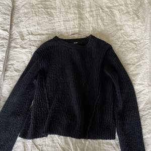 Säljer denna jätte sköna och varma stickade tröjan från bikbok. Säljs då den inte kommer till användning!