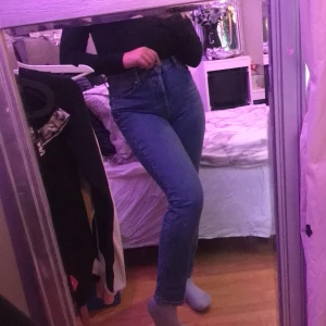 Jeans - Detta är ett par jeans som inte har använts många gånger. Dem ska vara pösiga men för små för mig. Fyra knappar, kan ha skärp till. 200kr exlusive frakt, priset kan diskuteras. Storlek 36.❤️🦋✨