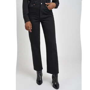 Levis jeans  - Skitsnygga svarta ribcage straight jeans från Levis! Älskar dessa men de är tyvärr för små🥺 Sitter jätteskönt💜 De passar nästan mig och jag har storlek eur 36 i vanliga fall (har nog 27 i dessa jeans). Ursprungligt pris 1149kr!