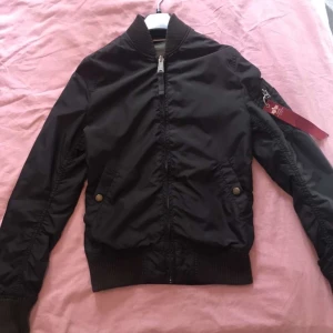 Alpha jacka  - Köparen står för frakten annars möts endast upp inom Stockholm