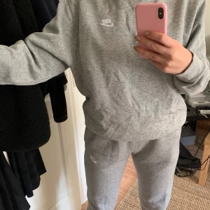 Nike Tracksuit - Grå Nike Tracksuit- använd Max 5 gånger. Väldigt fint skick. Storlek S i både tröja o byxa. Tröja nypris: 467kr. Byxa nypris: 369kr = 836. Jag säljer hela setet för 450. Spårbar frakt 63kr