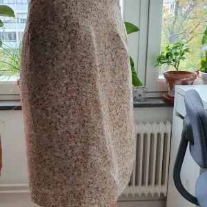 Superfin blommig kjol - 🌼Finaste blommiga kjolen! Säljer på grund av att den är lite stor för mig går nog att sy in ganska lätt dock. Frakt ingår ej🌼