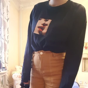 Långarmad stay topp från Carlings  - En svart långärmad stay tröja från carlings i väldigt bra skick, då använd 2-3 gånger max. Det är en xs men passar mer som en S, vilket är den storlek jag brukar ha. Säljer för den inte kommer till användning. frakt tillkommer.(Nypris 250kr)