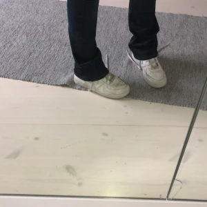 Vintage märkesbyxor  - Skitsnygga vintagejeans från crocker. Säljer pga att dom  tyvärr är för små för mig. Jeansen är lågmidjade och tajta. Dom går över skorna som ni ser på bilden. Jeansen passar xxs-xs. De är nästan helt oanvända. 