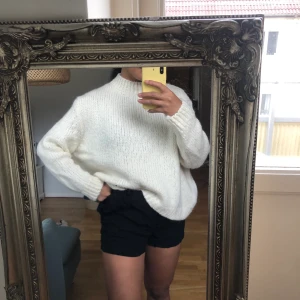 Stickad tröja - En stickad tröja från Zara strl. S. Säljer då jag aldrig anväder. 80 kr kan mötas i centrala Göteborg eller kan skicka. Köparen står för frakten (79kr)✨