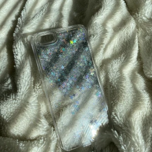 ✨glittrande iPhone skal✨ - iPhone skal till 6/6s men rörande glitter i🌈✨  ej missfärgat, bra skick❤️ kan diskutera pris 😚