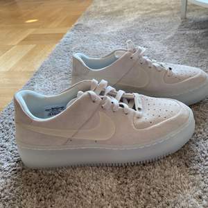 Helt oanvända Nike Air Force 1 Sage Low i färgen rosa! Storlek 40,5 men lite små så passar strl 39. Köparen står för frakten.