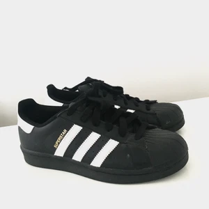 Adidas skor - Storlkek 38/39 och bra skick (: användts cirka 10 gånger