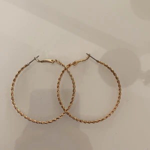 Örhängen  - Guldiga ringar. Köparen står för frakten💕buda gärna💕👌köp ett par av öronhängerna för 29kr eller köp alla för 70kr