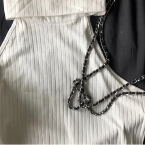 Söt topp från Ginatricot  - Säljer denna söta topp som är ”hög i halsen” från Gina Tricot. Använd endast en gång, säljer på grund av att den inte kommit till användning. Storlek M men passar S-L. 🤍🤍priset som står är exklusive frakt!!