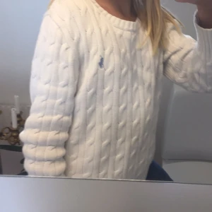 Polo tröja  - En jätte fin polo tröja(äkta)säljer för använder inte längre.är i gott skick!har några små fläckar på armarna med går bort i tvät.Billig för behöver bli av med den den har bara hängt i min garderob i typ et år nu!!!!ni kan Duda