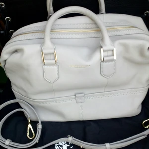 Tiger of Sweden - Ljusgrå jättesnygg praktisk väska i skinn, modell större. Aldrig använd, kommer med dustbag. Kvitto finns inte kvar. Säljer billigt, bättre den kommer till användning än att ligga i garderoben. 