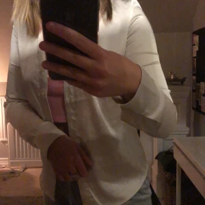 Jätte fin kofta i champanje färgat tyg😍 - Förlusten för mig så måste tyvärr sälja vidare nu... BUDA!🥰