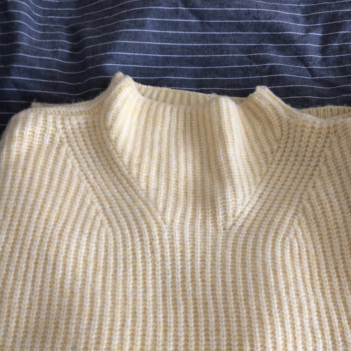 Gul stickad tröja från mango - 91