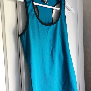 Träningslinne från Freddy strl S - Mörkturkost linne med svarta detaljer över ringningarna/skärningarna från Freddy. Aldrig använt utöver provtillfället.