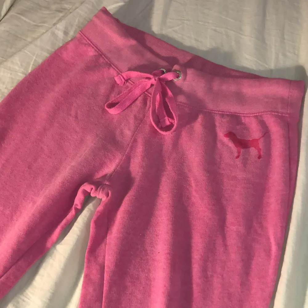 Rosa yoga pants från märket pink. De är väldigt sköna men tyvärr för små för mig. Byxorna har ett tryck på rumpan! Stl xs. Jeans & Byxor.