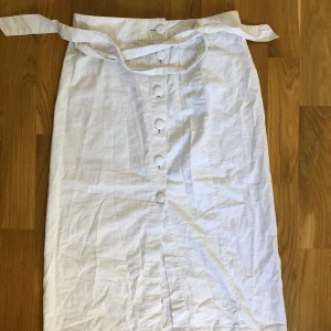 Vit kjol - En fint vit, lite längre kjol. Använd fåtal gånger. 