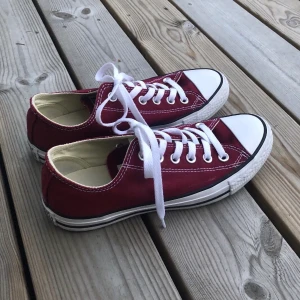 Converse - Vinröda Converse använda en gång. Säljs pga att de är för stora för mig. Frakt inkluderat.