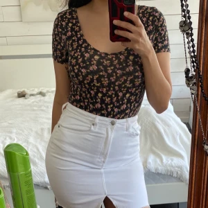 Superfin blommig body!  - Jättefin blommig body i storlek M. Vintage look. Kan mötas upp i Uppsala eller posta mot frakt :)