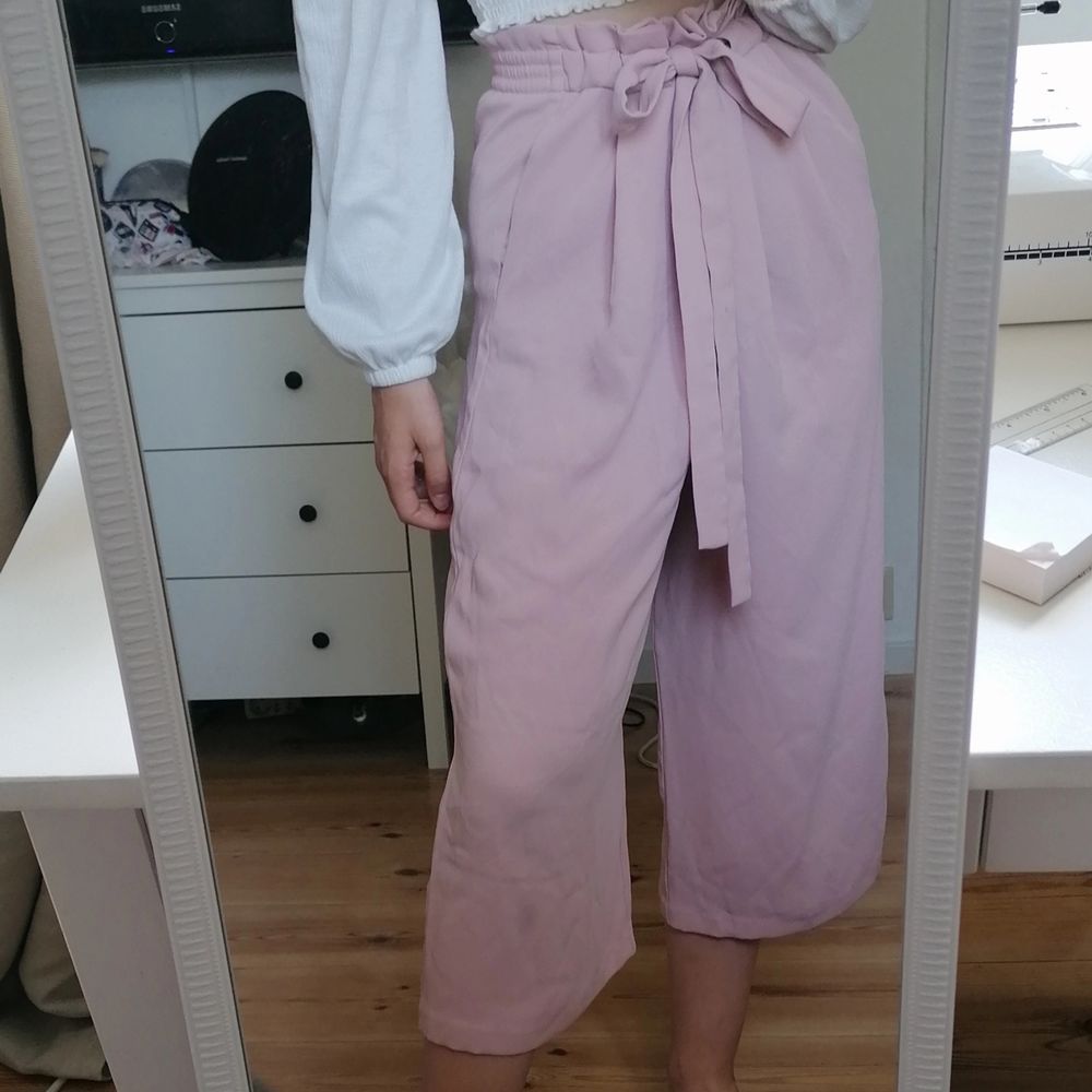 Jättesnygga ljusrosa culottes från Zara, de är i storleken L men skulle säga att de passar allt mellan S-L. Köparen står för frakten🤗. Jeans & Byxor.