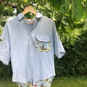 Vintage serietidnings skjorta  - Ljusblå vintage skjorta perfekt för sommaren:)
