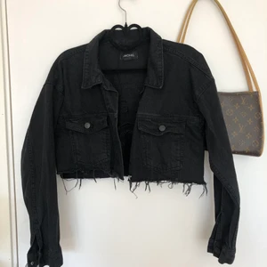 croppad jeansjacka S - croppad jeansjacka från Monki storlek S. 130 kr