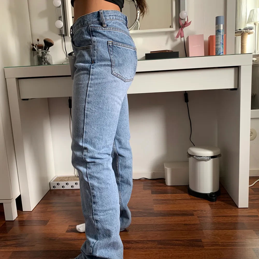 Supersnygga jeans från Brandy Melville som tyvärr var för stora för mig (därav fick min kompis agera som modell). Första bilden är lånad. Prislappen är kvar då jag nyss köpt dem! Min vän är 160 cm och är jeansen är lite långa. Frakt tillkommer på 79kr!. Jeans & Byxor.