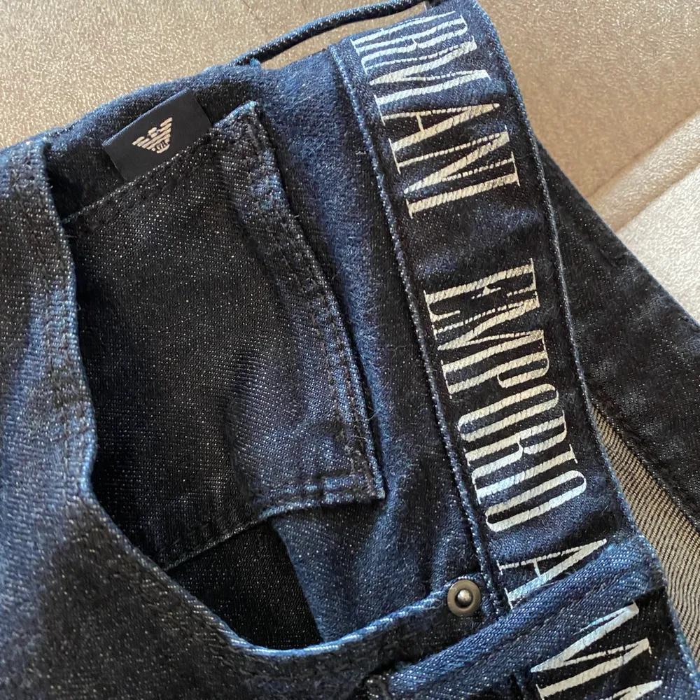 Jättefina Armani Jeans som ej vart så mycket till använding då de är för små :( De är mörkblåa med vit Emporio Armani text vid midjan och är i jättebra skick! Har för mig att de ej går att hitta längre men köpte de för ~1500kr! 👖👖. Jeans & Byxor.