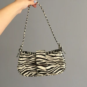 väska i nyskick  - Säljer denna fina väska från asos i nyskick!! Den lyser även i mörkret😉 150 kr 