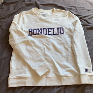 Bondelid Sweatshirt S - Tröjan är helt oanvänd (kommer ej till användning av mig) och har legat viken i min garderob (därav skrynklig). Det är en fin tröja i helt nytt skick som har en bra passform. En normal S. 
