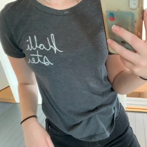 T-shirt från hollister - Säljer denna T-shirten från hollister så den inte kommer till användning!!