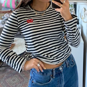 Tröja från COMME des GARCONS - Jätte fin och cool tröja ifrån COMME des GARCONS! Super skön och snygg! Passar till alla tillfällen och alla plagg! Köpt på butiken i Paris för 1200kr! 