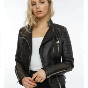 Skinnjacka  - Säljer denna snygga skinnjackan från Chiquelle💕              Jackan är i toppskick, köpt för några månader sedan! Perfekt till hösten💕 Nypris: 699kr