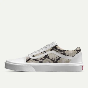 Skor - Säljer dessa skor! Nypris 999 men säljer för 800 (pris kan diskuteras) Storlek 39 men passar även en 38/39 också❤️ aldrig använda 