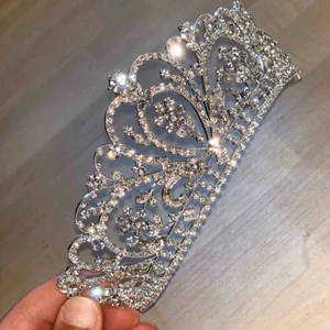  - Säljer min super fina tiara i väldigt bra skick, använd en gång och är köpt för 1700kr, priset går att diskuteras och köparen står vid frakten, vid intresse av fler bilder är det bara att skriva till mig.