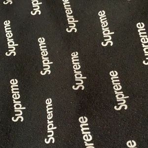 Supreme hoodie - Hej! Säljer nu ett jättefint hoodie från supreme. Den är litet använd och söker nu ett nytt hem. Den är köpt här på plick för ca 2 månader sen, men säljs nu igen pga flytt. Pm för mer!! OBS: Passar flera storlekar beroende på hur man vill den ska sitta, ( xs-xl) så skulle kunna säga det är en onesize