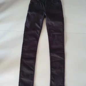 Jeans Tiger of Sweden stl 26/30 svarta - Mycket snygga Jeans från Tiger of Sweden i storlek 26/30. Svarta med "Skinny" passform och 5-ficks modell. Helt oanvända och säljes pga för liten storlek. Inköpta 2020. 