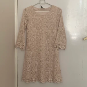Beige Vintage Klänning - En jättesöt beige spets klänning, nästan oanvänd. Slutar i mitten av låret, trekvartsärm. Orginal pris 🥰