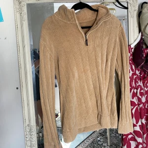 Beige kofta - Säljer denna supermysiga kofta,  frakt 66kr💞💞 hör av dig för frågor eller intresse. Om fler är intresserad blir de budgivning kram😇