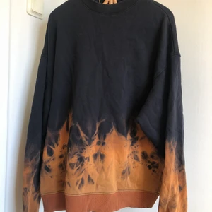 Weekday Sweatshirt Oversize - Svart och bronsig/orange sweatshirt köpt på weekday. Oversize i passform, den är herrstorlek M. Nypris 400:-