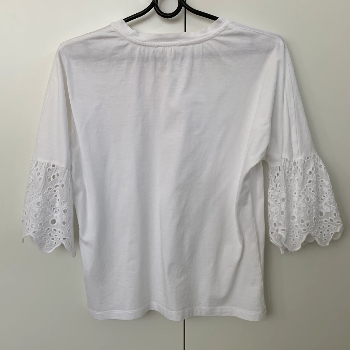 Söt vit blus med spetsdetaljer - 90