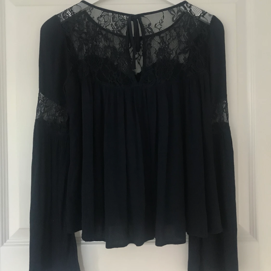 Blus med spetsdetaljer - 91