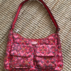 Olily väska - Jättesöt väska från Olily. Ganska använd och säljer därför billigt. Köptes för 600kr och säljer nu för 100kr+frakt