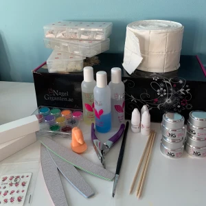 NG Professional Gel Kit + Lampa - Kommer inte till användning. Kitets originalpris är 1730kr. Använd 6 gånger, så finns mycket kvar av allt. Förutom clean off solution som nästan är tom. Säljer för 1250kr. Hämta gärna upp annars går det att frakta men då tillkommer fraktkostnader