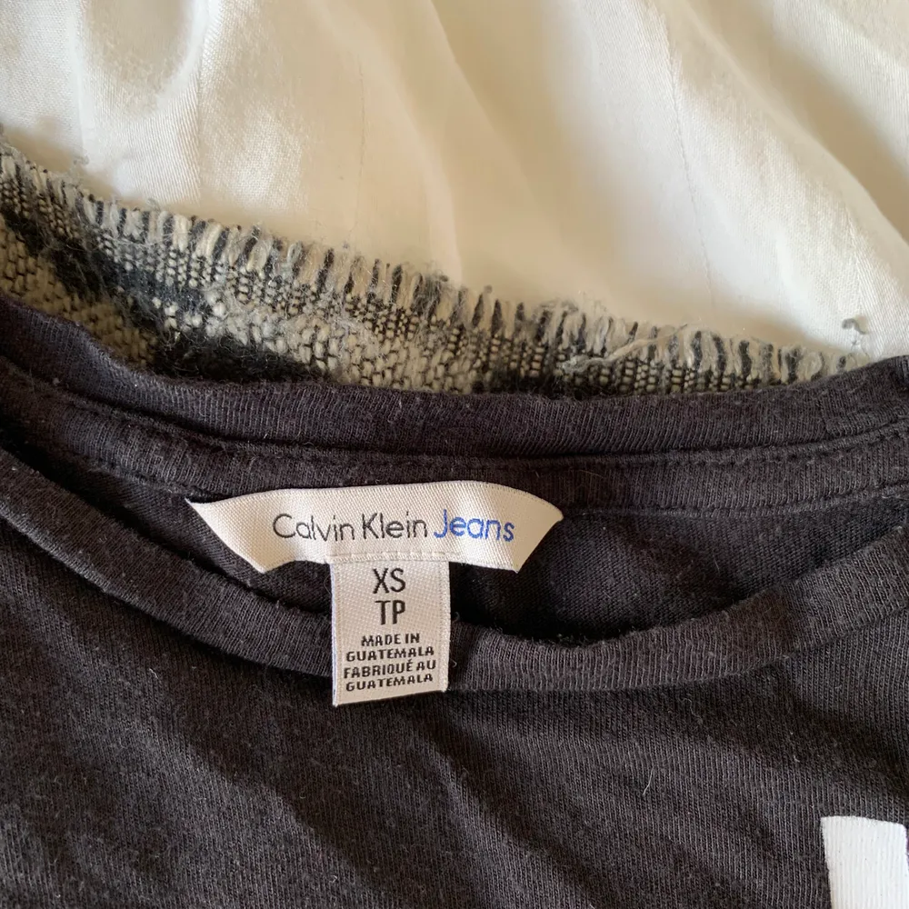 T-shirt ifrån Calvin Klein, i storleken XS. Köparen står för frakten 🤍. T-shirts.