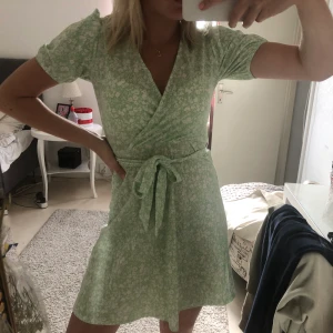 Klänning - Skitfin klänning som aldrig är använd. 