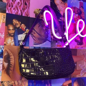 Axelväska  - Ormskinn efterliknande axelväska i färgen svart. Glömt bort vart jag köpt, frakt tillkommer om man inte vill mötas upp (möts upp i täby och stan) BUD: 120kr 