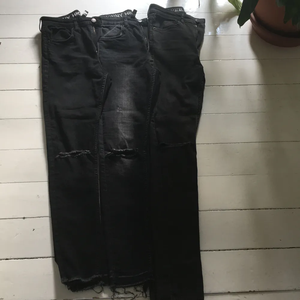 3 olika jeans med hål på knäna. från H&M. Strl 36. Skinny High Waist och super stretch. Priset är inklusive frakt. . Jeans & Byxor.