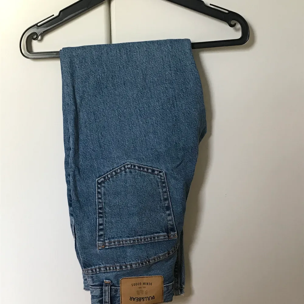Mom jeans från Pull & Bear som tyvärr blivit försmå, stlk 32, 30kr + frakt. Jeans & Byxor.